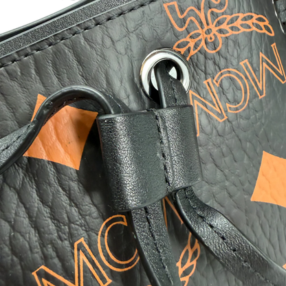 https://cdn.shopify.com/s/files/1/0564/9376/8855/files/MCM_Handtasche_Bucket_Dessau_Maxi_visetos_schwarz___orange_vintage_handbag2984.webp?v=1764858046