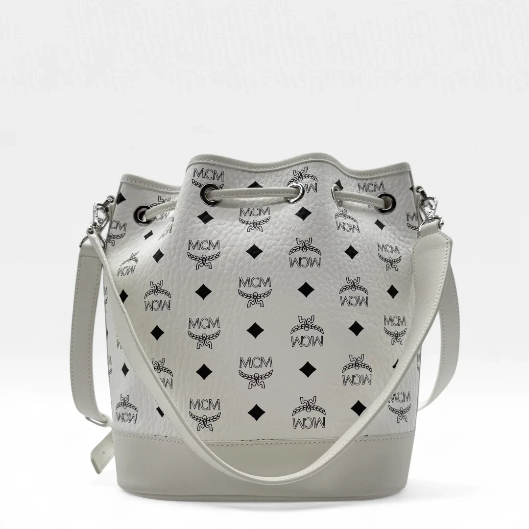 https://cdn.shopify.com/s/files/1/0564/9376/8855/files/MCM_Handtasche_Bucket_mit_Pochette_visetos_weiss_second_hand_luxury_handbag7866.webp?v=1756986543