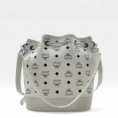 https://cdn.shopify.com/s/files/1/0564/9376/8855/files/MCM_Handtasche_Bucket_mit_Pochette_visetos_weiss_second_hand_luxury_handbag7866.webp?v=1756986543