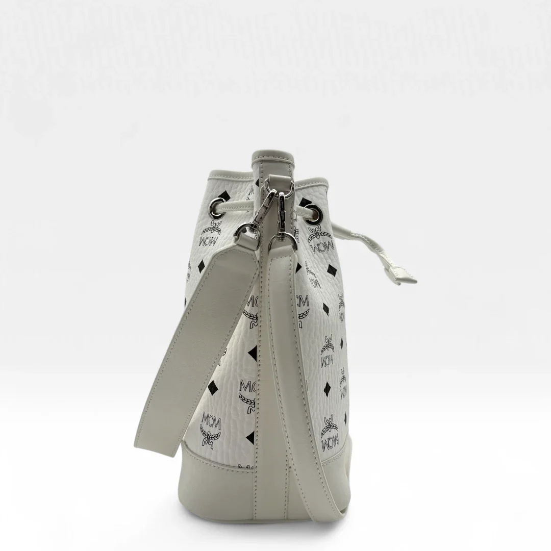 https://cdn.shopify.com/s/files/1/0564/9376/8855/files/MCM_Handtasche_Bucket_mit_Pochette_visetos_weiss_second_hand_luxury_handbag7867.webp?v=1756986543