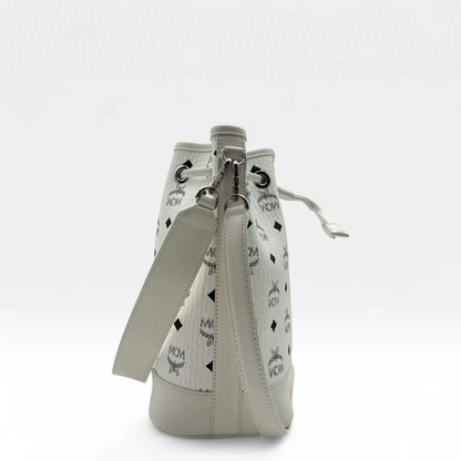 https://cdn.shopify.com/s/files/1/0564/9376/8855/files/MCM_Handtasche_Bucket_mit_Pochette_visetos_weiss_second_hand_luxury_handbag7867.webp?v=1756986543