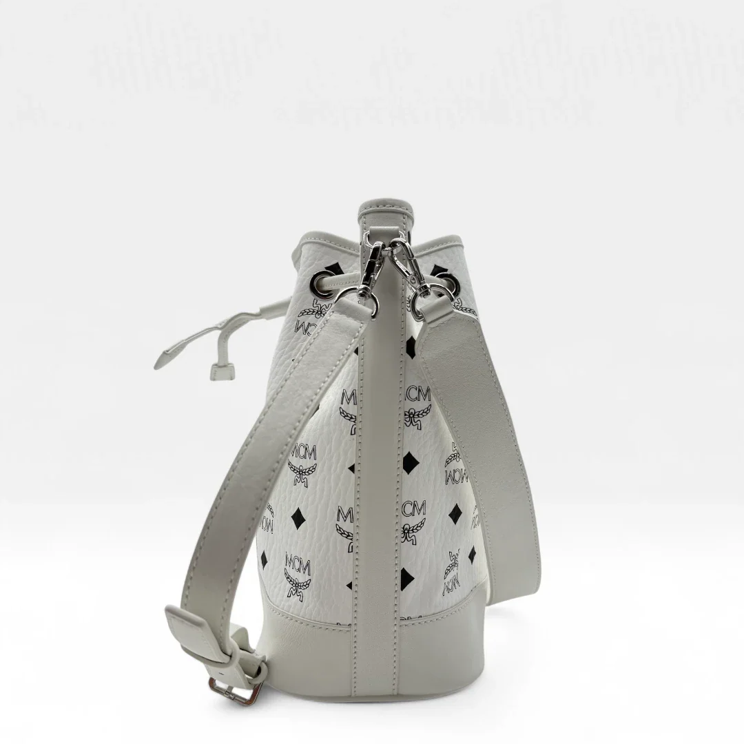 https://cdn.shopify.com/s/files/1/0564/9376/8855/files/MCM_Handtasche_Bucket_mit_Pochette_visetos_weiss_second_hand_luxury_handbag7869.webp?v=1756986543