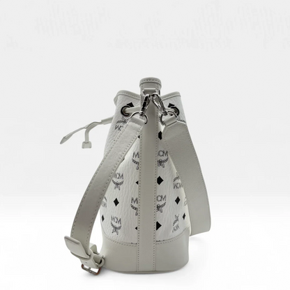 https://cdn.shopify.com/s/files/1/0564/9376/8855/files/MCM_Handtasche_Bucket_mit_Pochette_visetos_weiss_second_hand_luxury_handbag7869.webp?v=1756986543