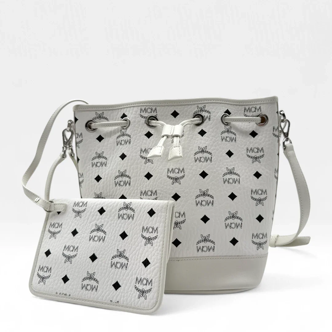 https://cdn.shopify.com/s/files/1/0564/9376/8855/files/MCM_Handtasche_Bucket_mit_Pochette_visetos_weiss_second_hand_luxury_handbag7878.webp?v=1756986543
