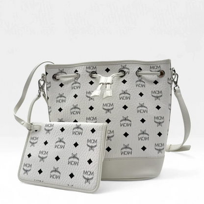 https://cdn.shopify.com/s/files/1/0564/9376/8855/files/MCM_Handtasche_Bucket_mit_Pochette_visetos_weiss_second_hand_luxury_handbag7878.webp?v=1756986543