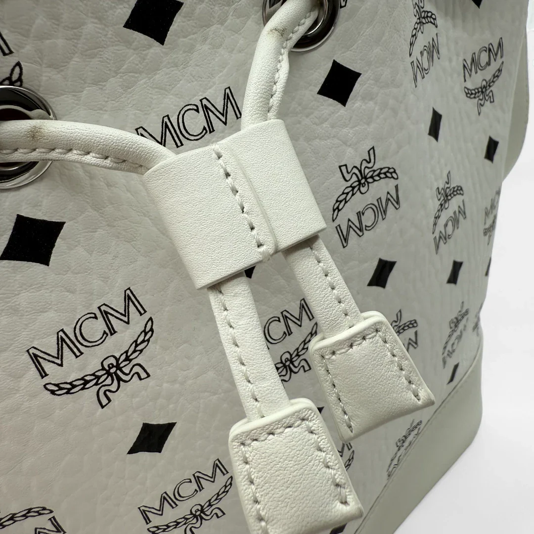 https://cdn.shopify.com/s/files/1/0564/9376/8855/files/MCM_Handtasche_Bucket_mit_Pochette_visetos_weiss_second_hand_luxury_handbag7880.webp?v=1756986457