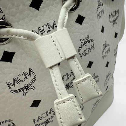 https://cdn.shopify.com/s/files/1/0564/9376/8855/files/MCM_Handtasche_Bucket_mit_Pochette_visetos_weiss_second_hand_luxury_handbag7880.webp?v=1756986457