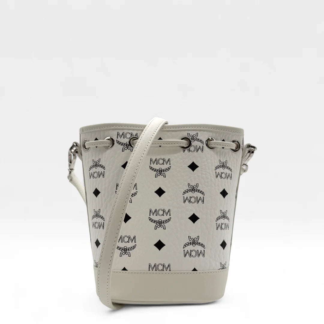 https://cdn.shopify.com/s/files/1/0564/9376/8855/files/MCM_Handtasche_Dessau_Kordelzug_mini_visetos_weiss_handbag0750.webp?v=1761263210