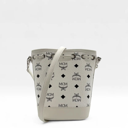 https://cdn.shopify.com/s/files/1/0564/9376/8855/files/MCM_Handtasche_Dessau_Kordelzug_mini_visetos_weiss_handbag0750.webp?v=1761263210