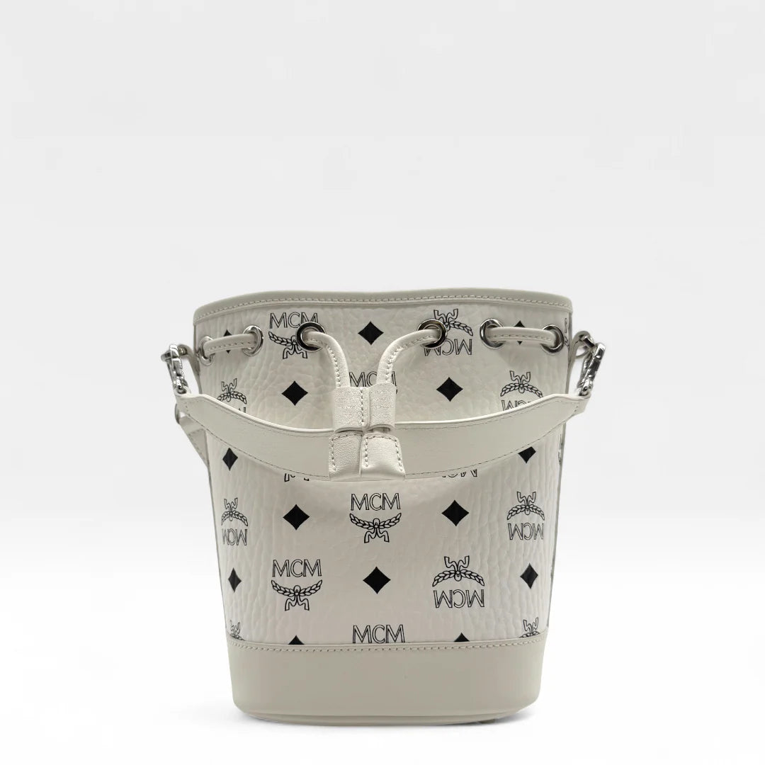 https://cdn.shopify.com/s/files/1/0564/9376/8855/files/MCM_Handtasche_Dessau_Kordelzug_mini_visetos_weiss_handbag0752.webp?v=1761263210