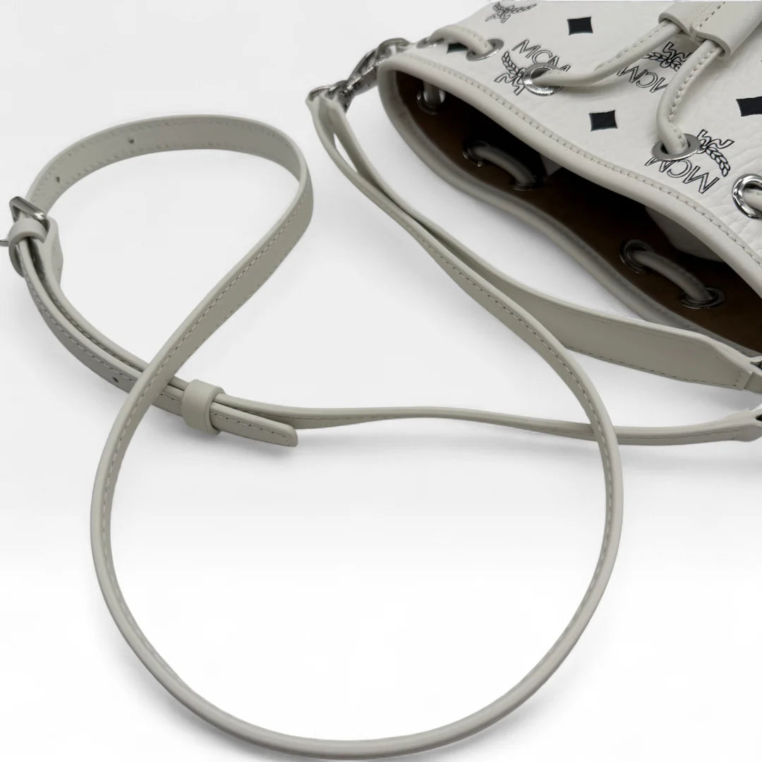 https://cdn.shopify.com/s/files/1/0564/9376/8855/files/MCM_Handtasche_Dessau_Kordelzug_mini_visetos_weiss_handbag0762.webp?v=1761263210