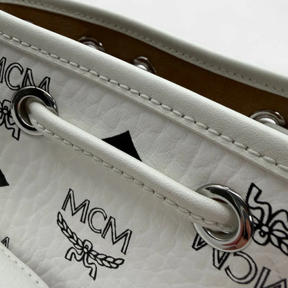 https://cdn.shopify.com/s/files/1/0564/9376/8855/files/MCM_Handtasche_Dessau_Kordelzug_mini_visetos_weiss_handbag0765.webp?v=1761263210