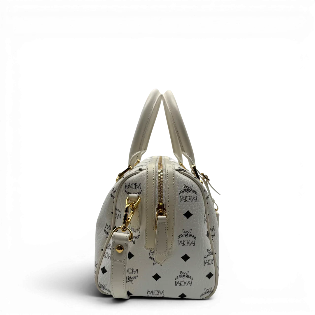 https://cdn.shopify.com/s/files/1/0564/9376/8855/files/MCM_Handtasche_Ella_Boston_30_visetos_weiss_vintage2022.webp?v=1779964821