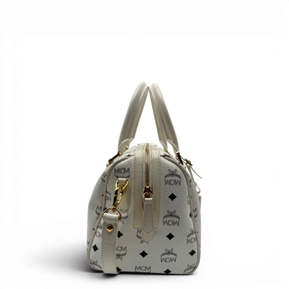 https://cdn.shopify.com/s/files/1/0564/9376/8855/files/MCM_Handtasche_Ella_Boston_30_visetos_weiss_vintage2022.webp?v=1779964821