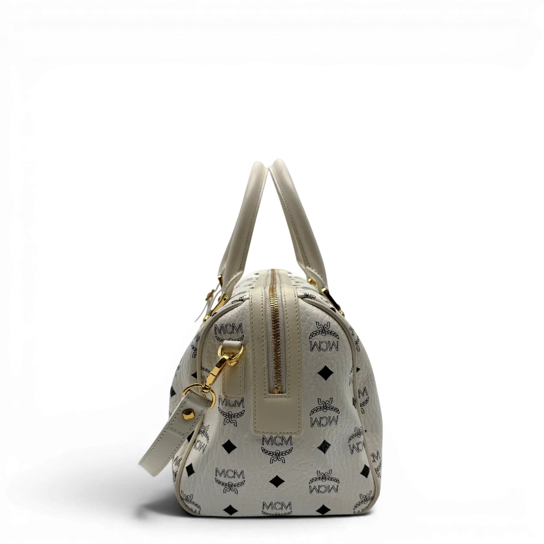 https://cdn.shopify.com/s/files/1/0564/9376/8855/files/MCM_Handtasche_Ella_Boston_30_visetos_weiss_vintage2023.webp?v=1779964822
