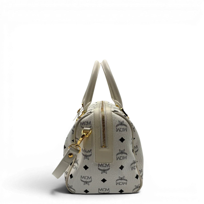 https://cdn.shopify.com/s/files/1/0564/9376/8855/files/MCM_Handtasche_Ella_Boston_30_visetos_weiss_vintage2023.webp?v=1779964822