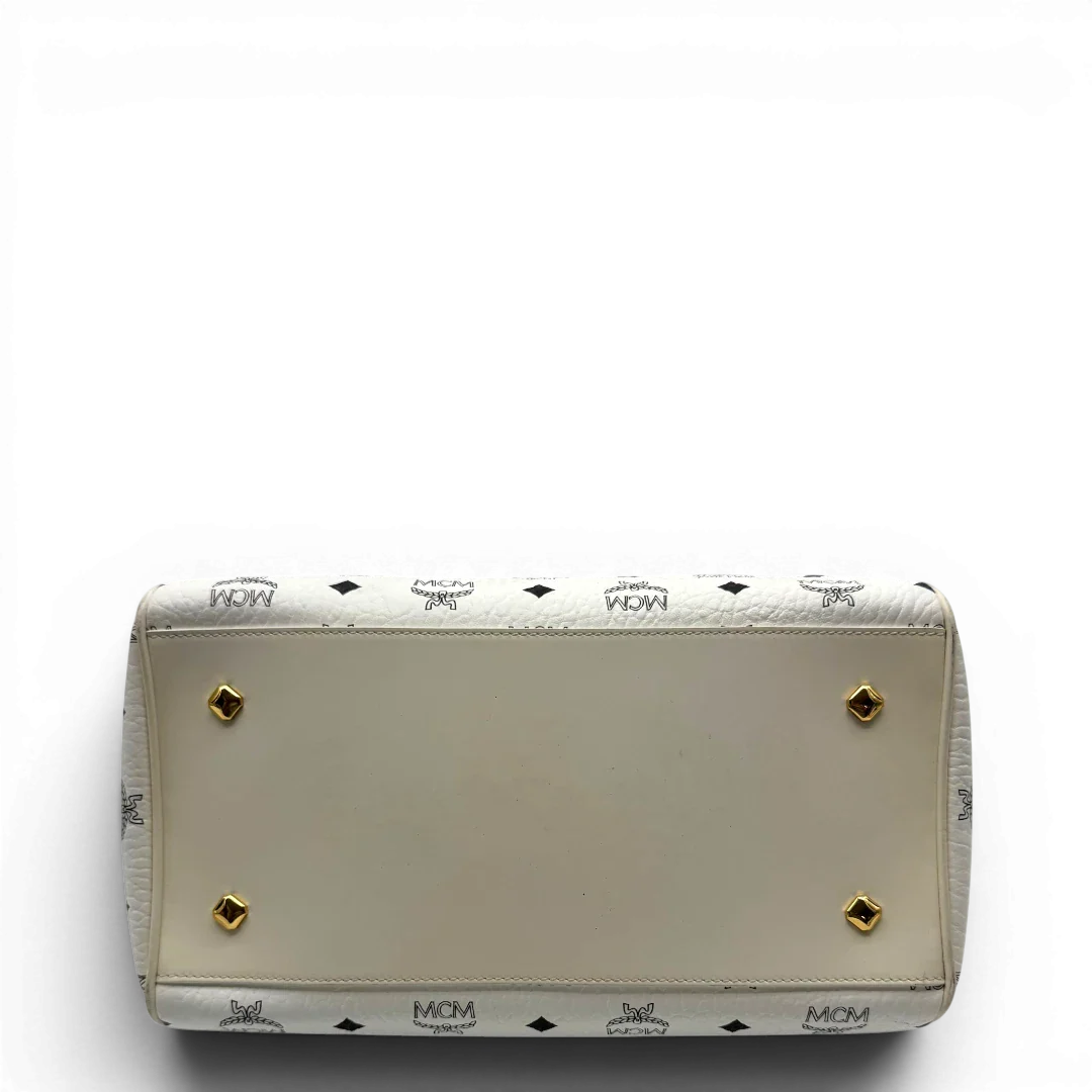 https://cdn.shopify.com/s/files/1/0564/9376/8855/files/MCM_Handtasche_Ella_Boston_30_visetos_weiss_vintage2025.webp?v=1779964821