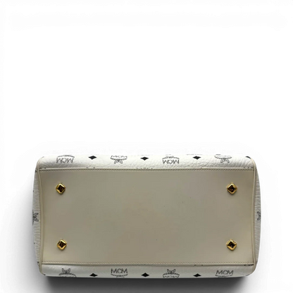 https://cdn.shopify.com/s/files/1/0564/9376/8855/files/MCM_Handtasche_Ella_Boston_30_visetos_weiss_vintage2025.webp?v=1779964821