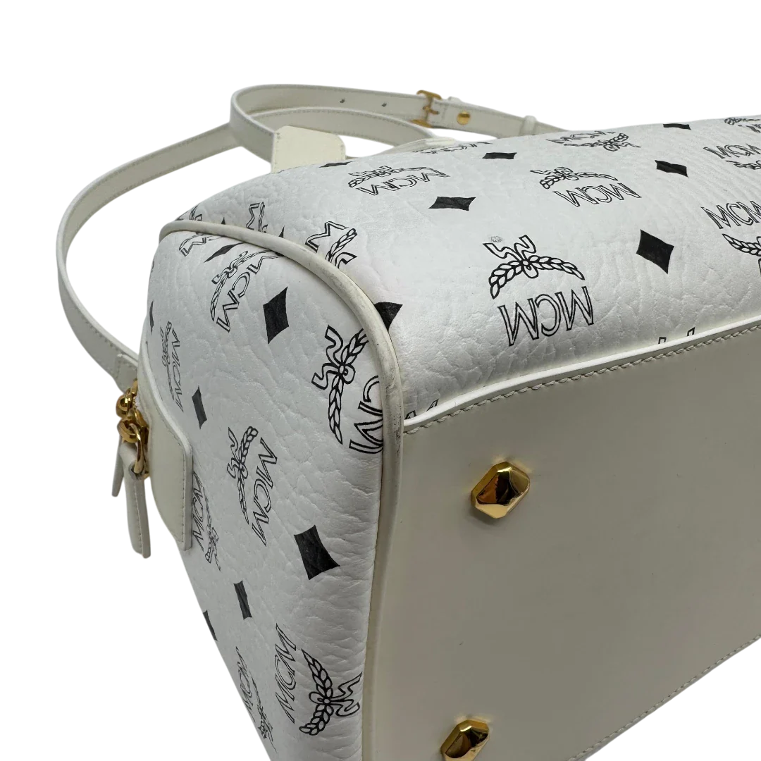 https://cdn.shopify.com/s/files/1/0564/9376/8855/files/MCM_Handtasche_Ella_Boston_30_visetos_weiss_vintage2026.webp?v=1779964822