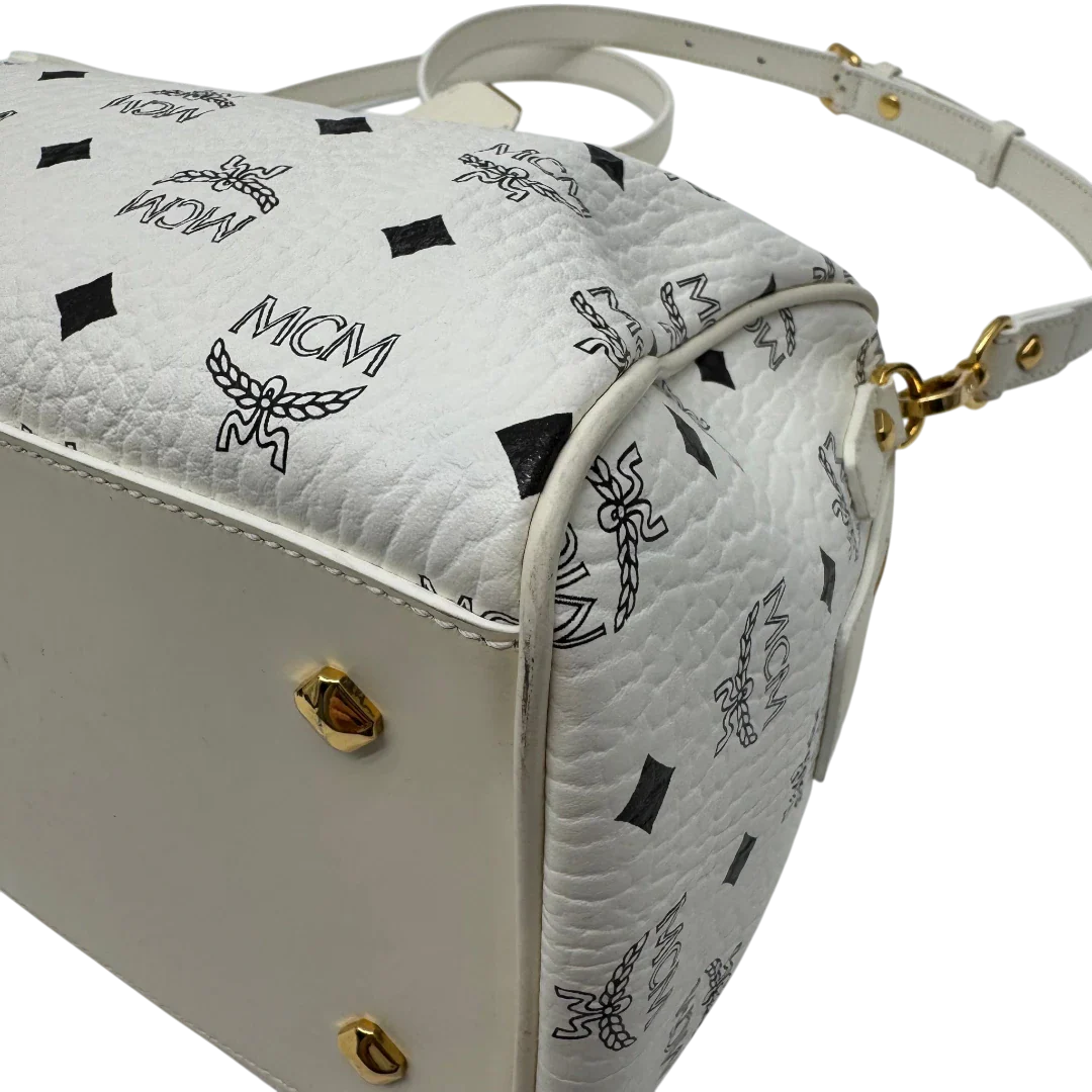 https://cdn.shopify.com/s/files/1/0564/9376/8855/files/MCM_Handtasche_Ella_Boston_30_visetos_weiss_vintage2027.webp?v=1779964821