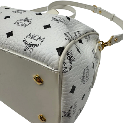 https://cdn.shopify.com/s/files/1/0564/9376/8855/files/MCM_Handtasche_Ella_Boston_30_visetos_weiss_vintage2027.webp?v=1779964821