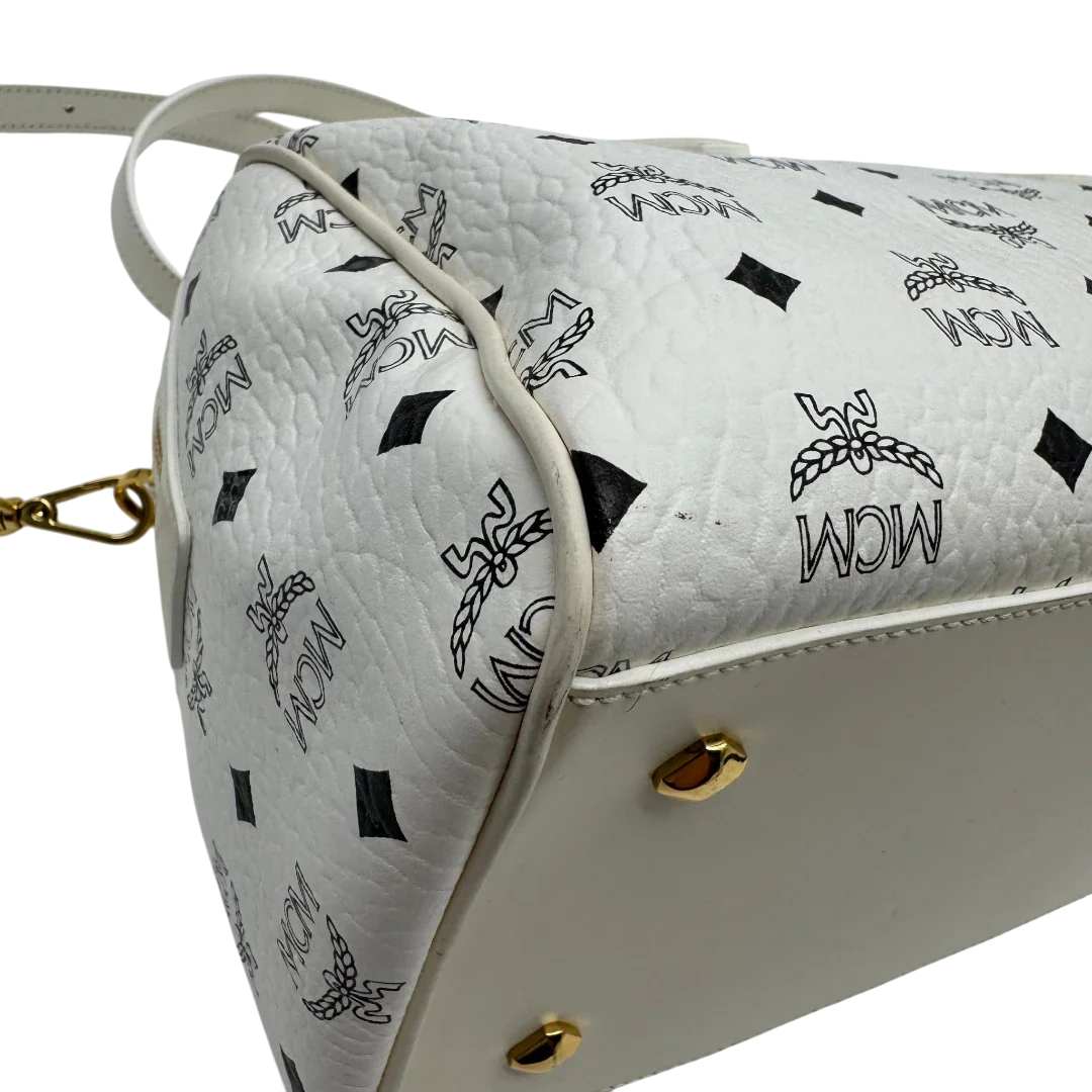 https://cdn.shopify.com/s/files/1/0564/9376/8855/files/MCM_Handtasche_Ella_Boston_30_visetos_weiss_vintage2028.webp?v=1779964821