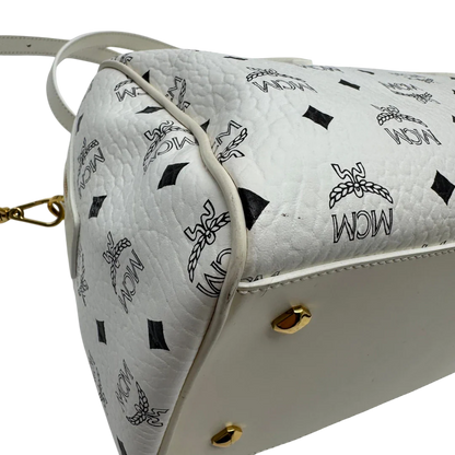 https://cdn.shopify.com/s/files/1/0564/9376/8855/files/MCM_Handtasche_Ella_Boston_30_visetos_weiss_vintage2028.webp?v=1779964821