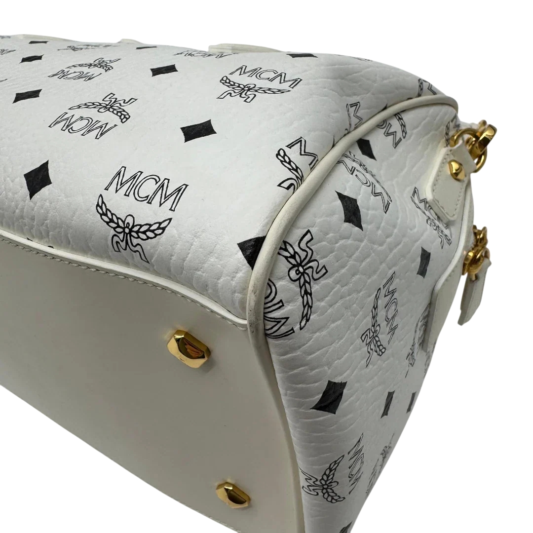 https://cdn.shopify.com/s/files/1/0564/9376/8855/files/MCM_Handtasche_Ella_Boston_30_visetos_weiss_vintage2029.webp?v=1779964821