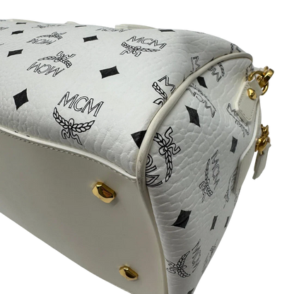 https://cdn.shopify.com/s/files/1/0564/9376/8855/files/MCM_Handtasche_Ella_Boston_30_visetos_weiss_vintage2029.webp?v=1779964821