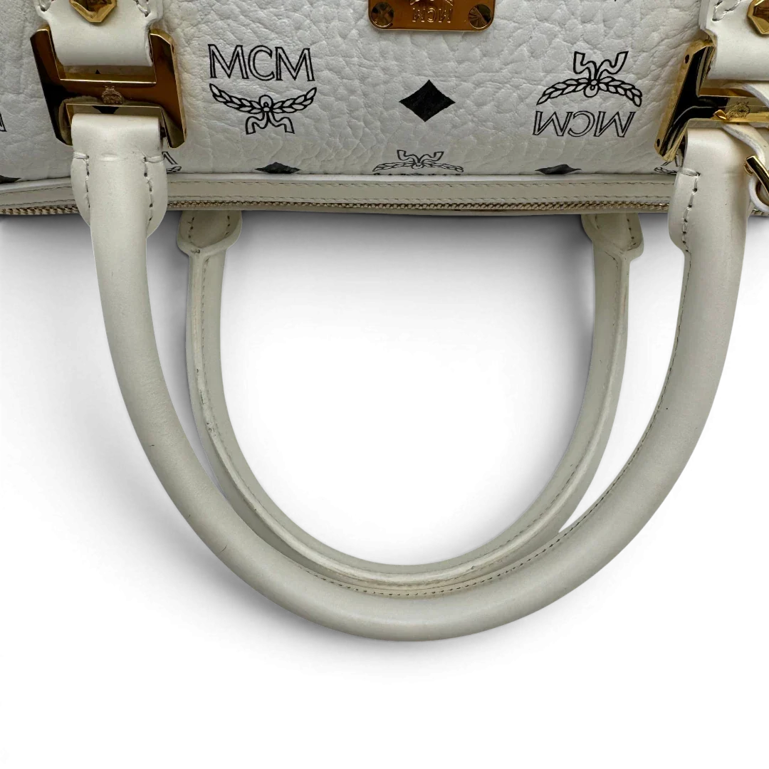https://cdn.shopify.com/s/files/1/0564/9376/8855/files/MCM_Handtasche_Ella_Boston_30_visetos_weiss_vintage2030.webp?v=1779964821