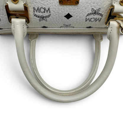 https://cdn.shopify.com/s/files/1/0564/9376/8855/files/MCM_Handtasche_Ella_Boston_30_visetos_weiss_vintage2030.webp?v=1779964821