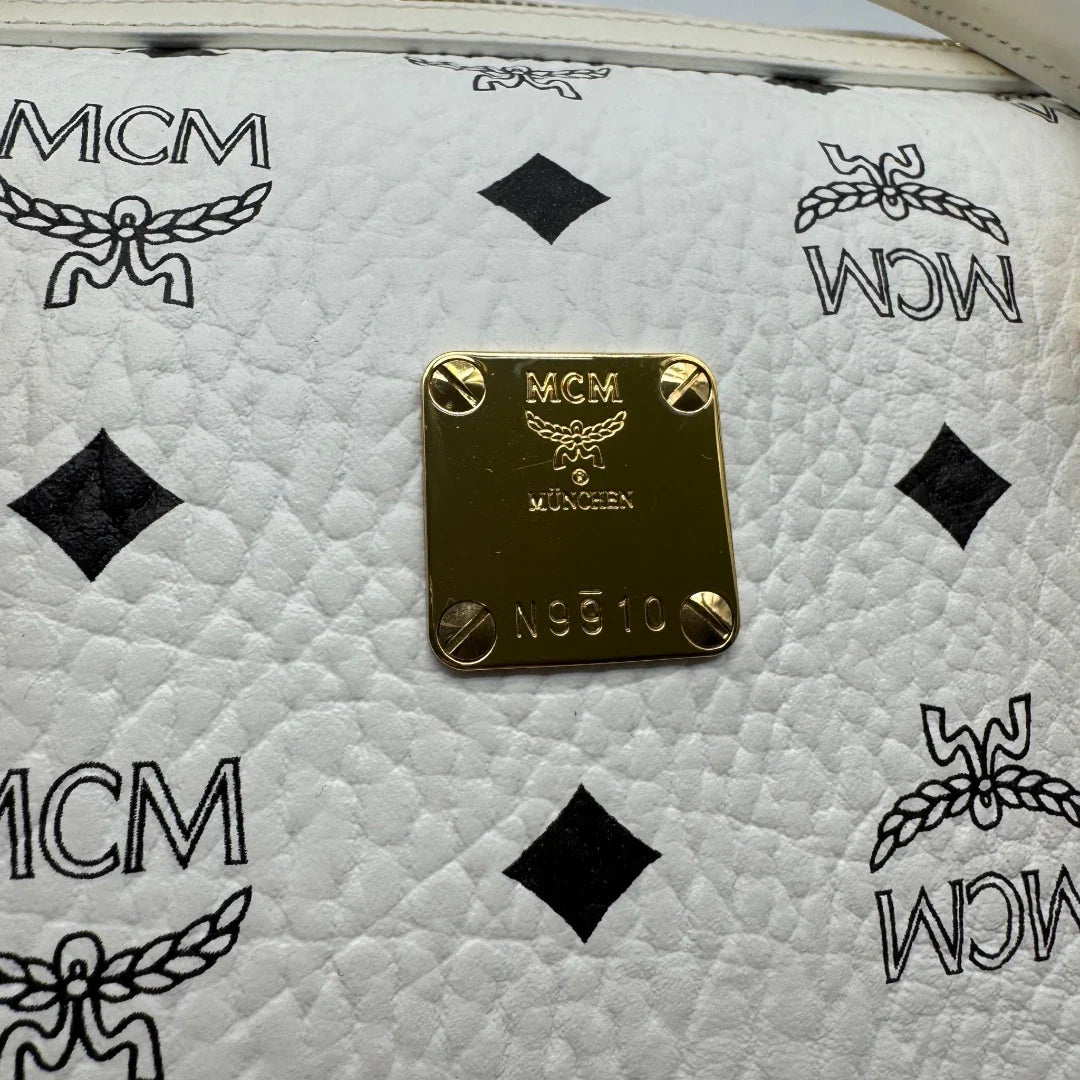 https://cdn.shopify.com/s/files/1/0564/9376/8855/files/MCM_Handtasche_Ella_Boston_30_visetos_weiss_vintage2032.webp?v=1779964823