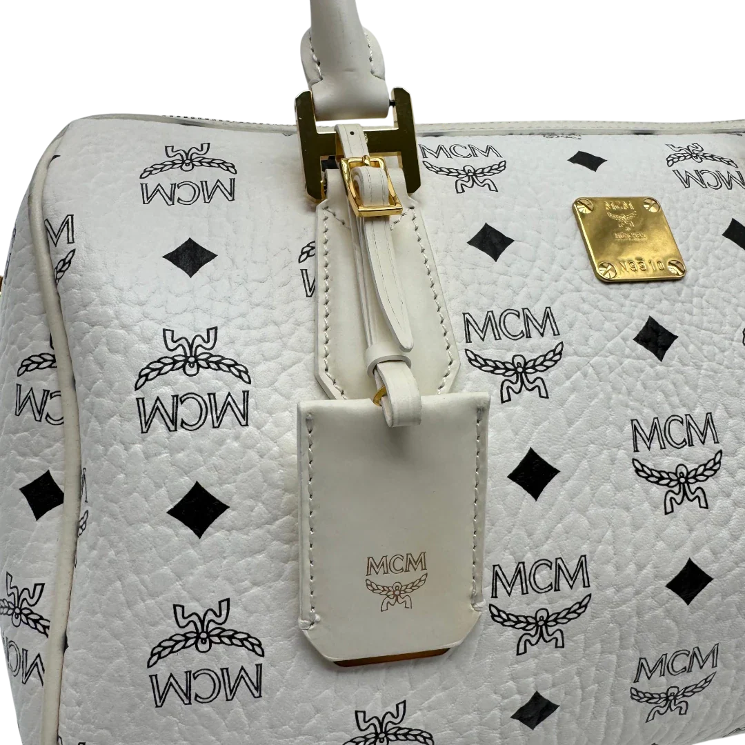https://cdn.shopify.com/s/files/1/0564/9376/8855/files/MCM_Handtasche_Ella_Boston_30_visetos_weiss_vintage2033.webp?v=1779964822