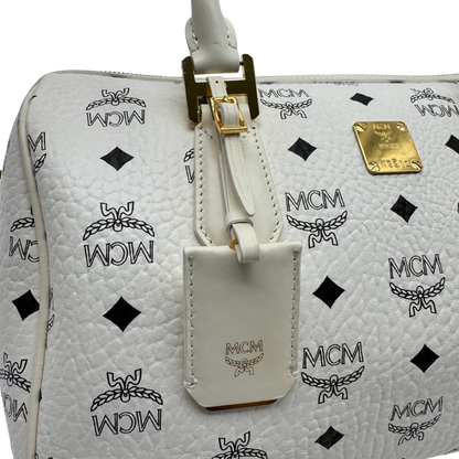 https://cdn.shopify.com/s/files/1/0564/9376/8855/files/MCM_Handtasche_Ella_Boston_30_visetos_weiss_vintage2033.webp?v=1779964822