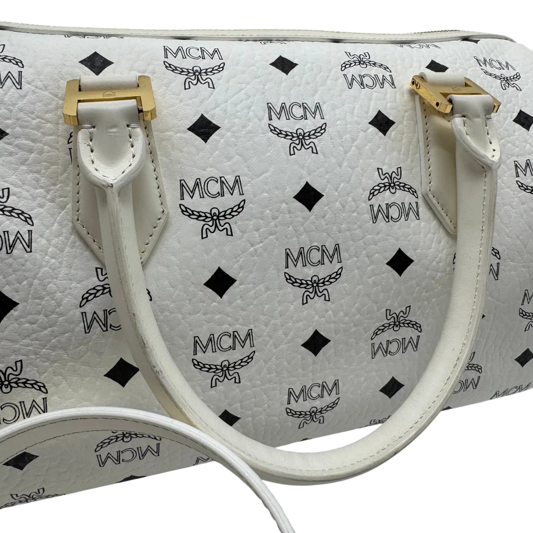 https://cdn.shopify.com/s/files/1/0564/9376/8855/files/MCM_Handtasche_Ella_Boston_30_visetos_weiss_vintage2034.webp?v=1779964822