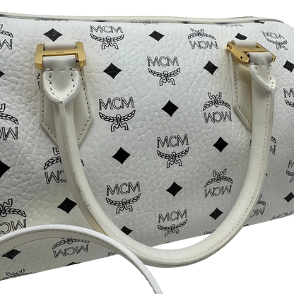 https://cdn.shopify.com/s/files/1/0564/9376/8855/files/MCM_Handtasche_Ella_Boston_30_visetos_weiss_vintage2034.webp?v=1779964822