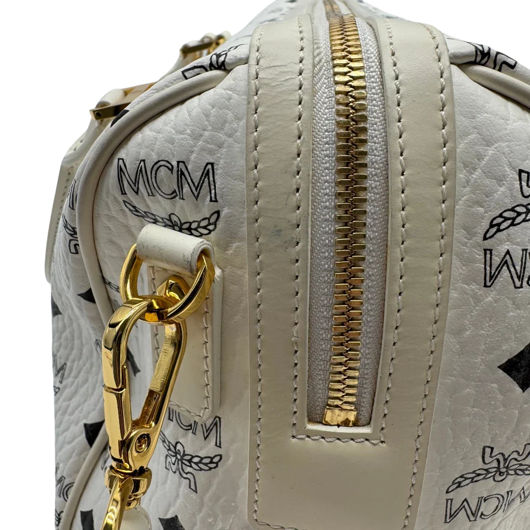 https://cdn.shopify.com/s/files/1/0564/9376/8855/files/MCM_Handtasche_Ella_Boston_30_visetos_weiss_vintage2035.webp?v=1779964823