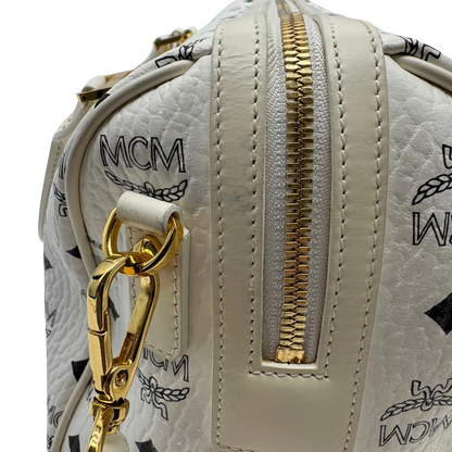 https://cdn.shopify.com/s/files/1/0564/9376/8855/files/MCM_Handtasche_Ella_Boston_30_visetos_weiss_vintage2035.webp?v=1779964823
