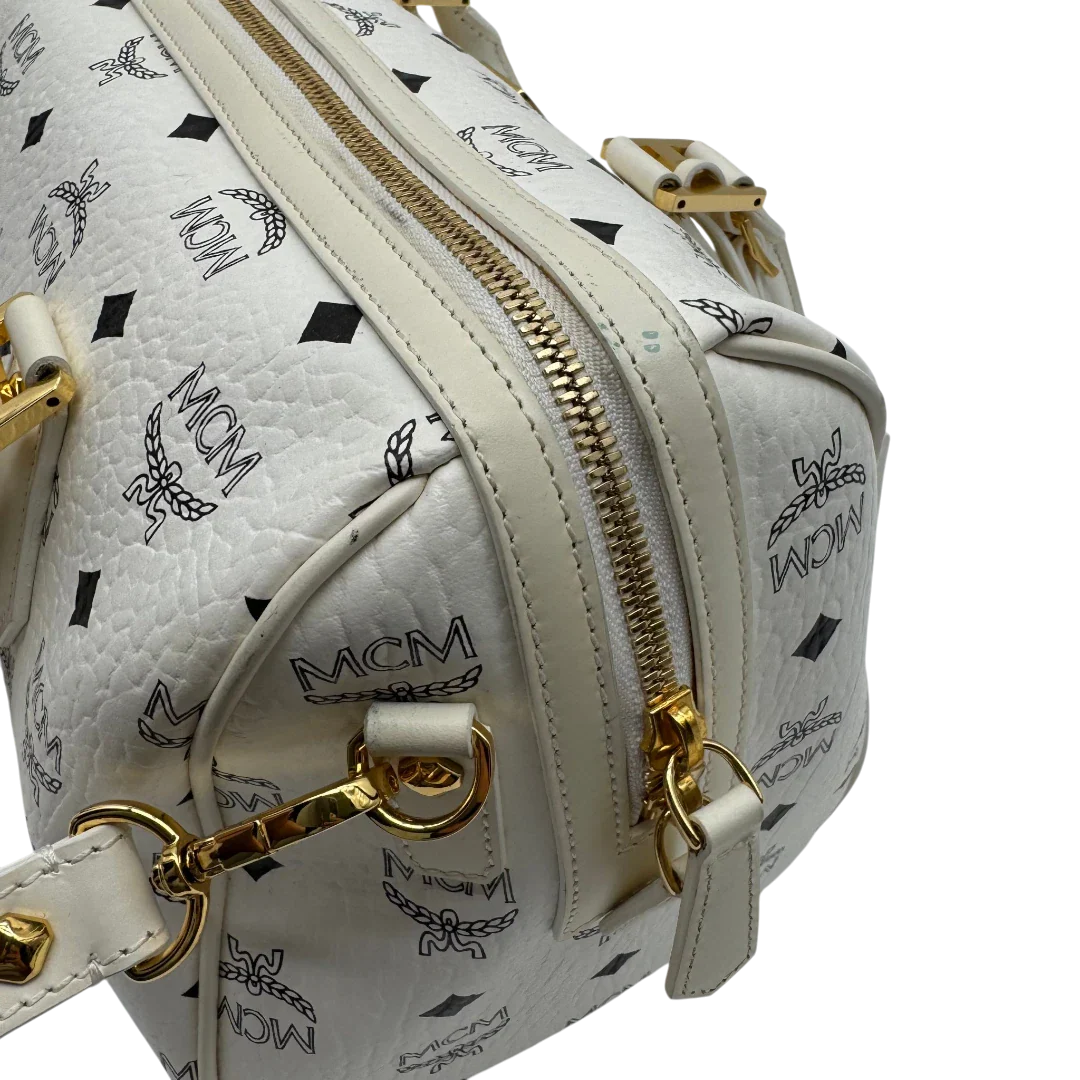 https://cdn.shopify.com/s/files/1/0564/9376/8855/files/MCM_Handtasche_Ella_Boston_30_visetos_weiss_vintage2036.webp?v=1779964823