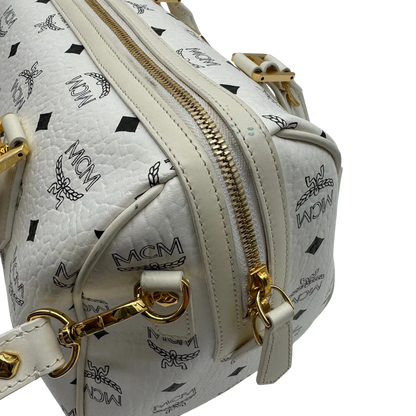 https://cdn.shopify.com/s/files/1/0564/9376/8855/files/MCM_Handtasche_Ella_Boston_30_visetos_weiss_vintage2036.webp?v=1779964823