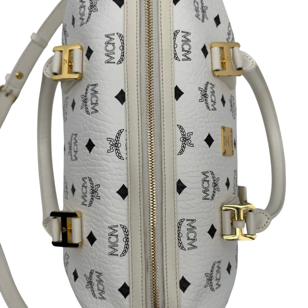 https://cdn.shopify.com/s/files/1/0564/9376/8855/files/MCM_Handtasche_Ella_Boston_30_visetos_weiss_vintage2037.webp?v=1779964821