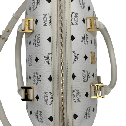 https://cdn.shopify.com/s/files/1/0564/9376/8855/files/MCM_Handtasche_Ella_Boston_30_visetos_weiss_vintage2037.webp?v=1779964821