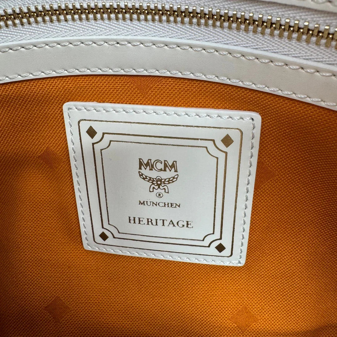 https://cdn.shopify.com/s/files/1/0564/9376/8855/files/MCM_Handtasche_Ella_Boston_30_visetos_weiss_vintage2039.webp?v=1779964823