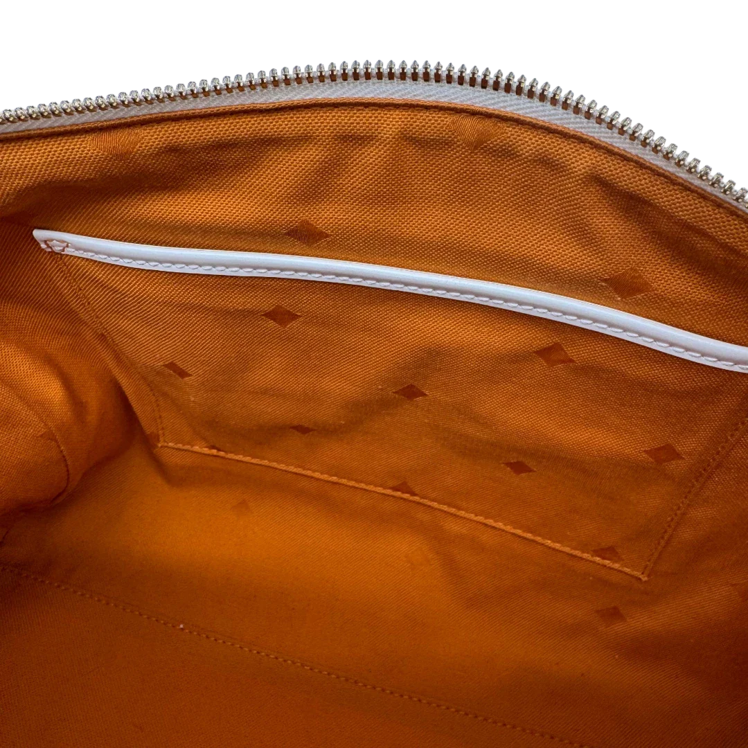 https://cdn.shopify.com/s/files/1/0564/9376/8855/files/MCM_Handtasche_Ella_Boston_30_visetos_weiss_vintage2040.webp?v=1779964822