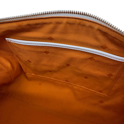 https://cdn.shopify.com/s/files/1/0564/9376/8855/files/MCM_Handtasche_Ella_Boston_30_visetos_weiss_vintage2040.webp?v=1779964822
