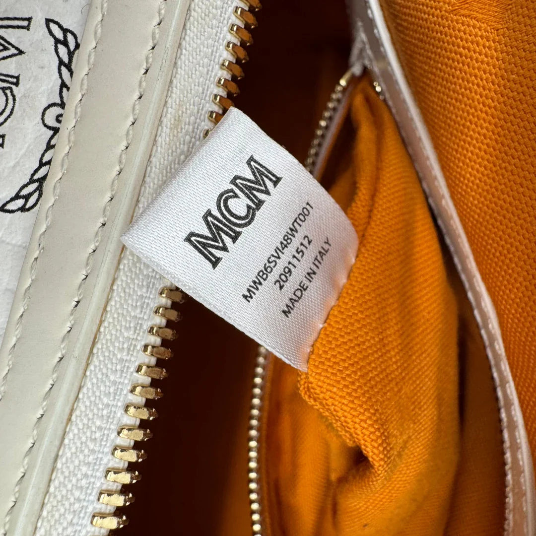 https://cdn.shopify.com/s/files/1/0564/9376/8855/files/MCM_Handtasche_Ella_Boston_30_visetos_weiss_vintage2042.webp?v=1779964823