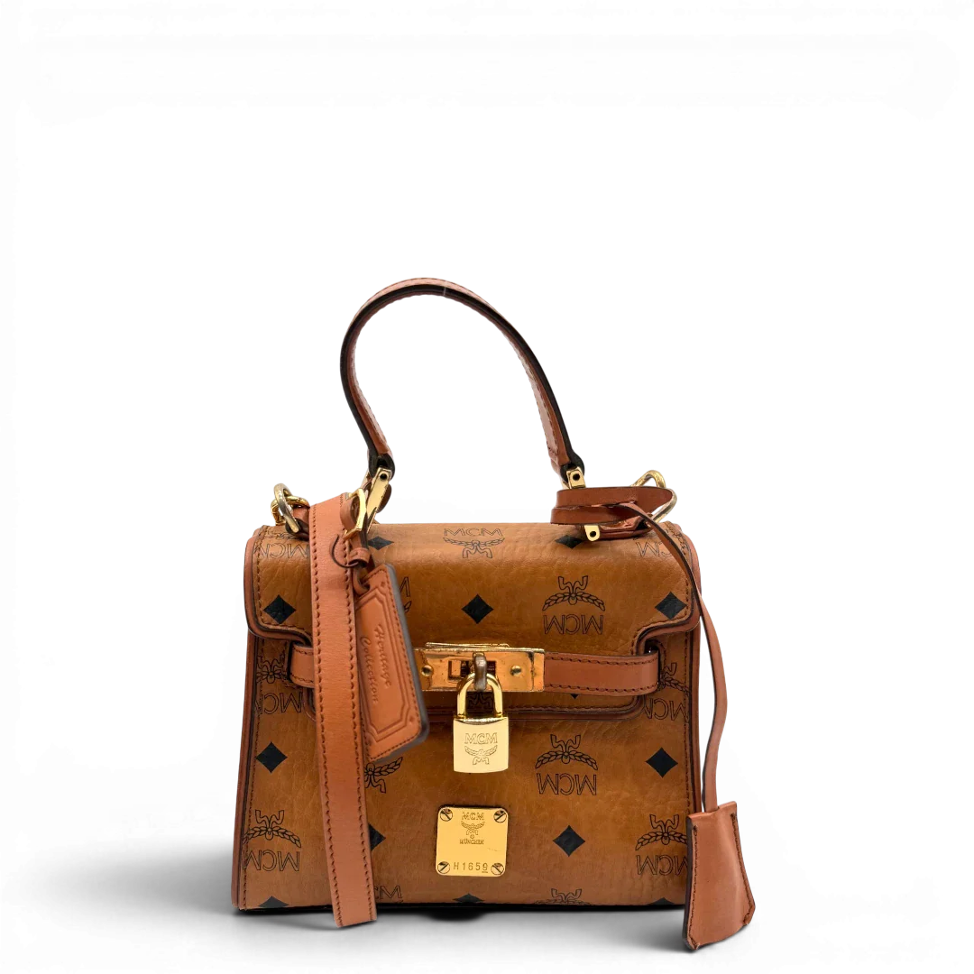 https://cdn.shopify.com/s/files/1/0564/9376/8855/files/MCM_Handtasche_Kelly_Style_mit_Umhangegurt_visetos_braun_1.webp?v=1781855176