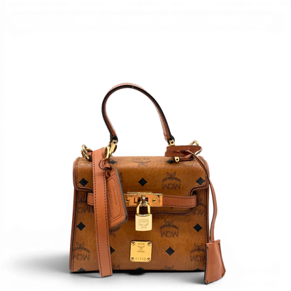 https://cdn.shopify.com/s/files/1/0564/9376/8855/files/MCM_Handtasche_Kelly_Style_mit_Umhangegurt_visetos_braun_1.webp?v=1781855176