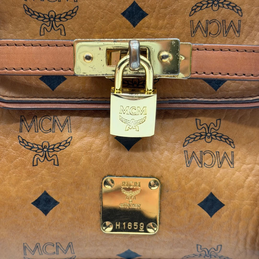 https://cdn.shopify.com/s/files/1/0564/9376/8855/files/MCM_Handtasche_Kelly_Style_mit_Umhangegurt_visetos_braun_10.webp?v=1781855177