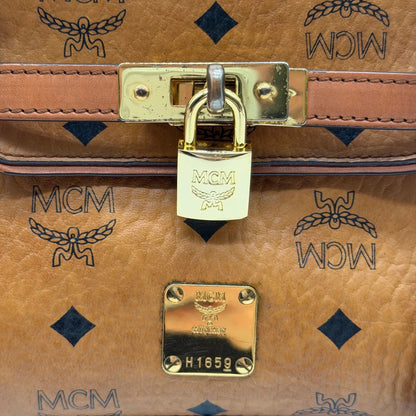 https://cdn.shopify.com/s/files/1/0564/9376/8855/files/MCM_Handtasche_Kelly_Style_mit_Umhangegurt_visetos_braun_10.webp?v=1781855177